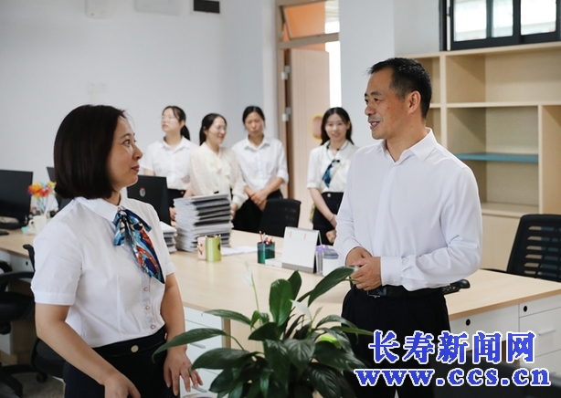 区委书记刘小强带队看望慰问教师： 弘扬尊师重教传统 办好人民满意教育 时政新闻 长寿新闻网 5260