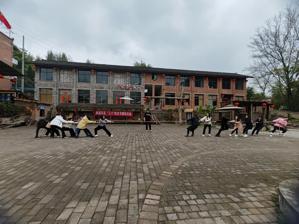 众人正在进行 别踩红线 拔河比赛_proc