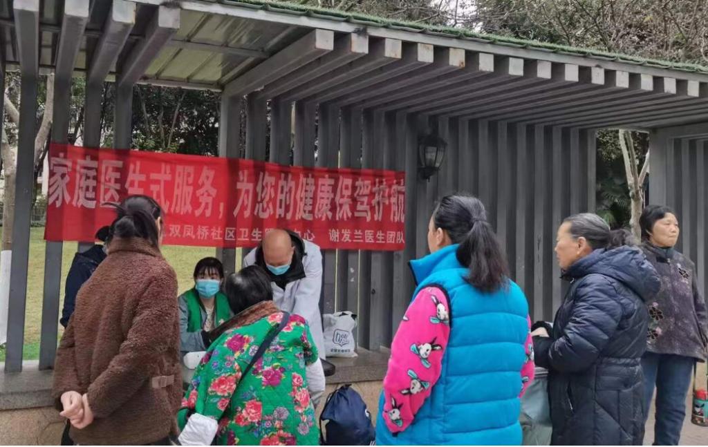 群众参加社区义诊现场_proc