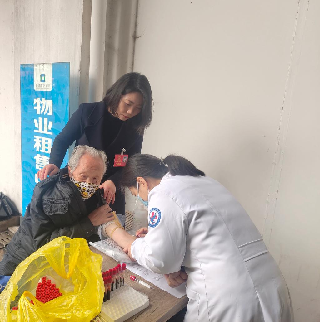 龙塔街道 2022年2月27日，区人大代表徐小琴亮身份助力老年人体检，关注辖区公共医疗卫生服务工作。