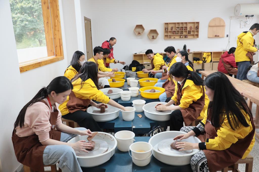 印尼華裔青少年體驗榮昌陶非遺文化