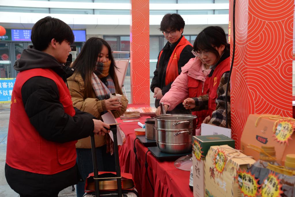 “站小青”为旅客提供热水