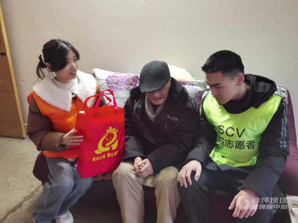渝碚路街道志愿者入户关爱独居老人(410400)-20240218151440