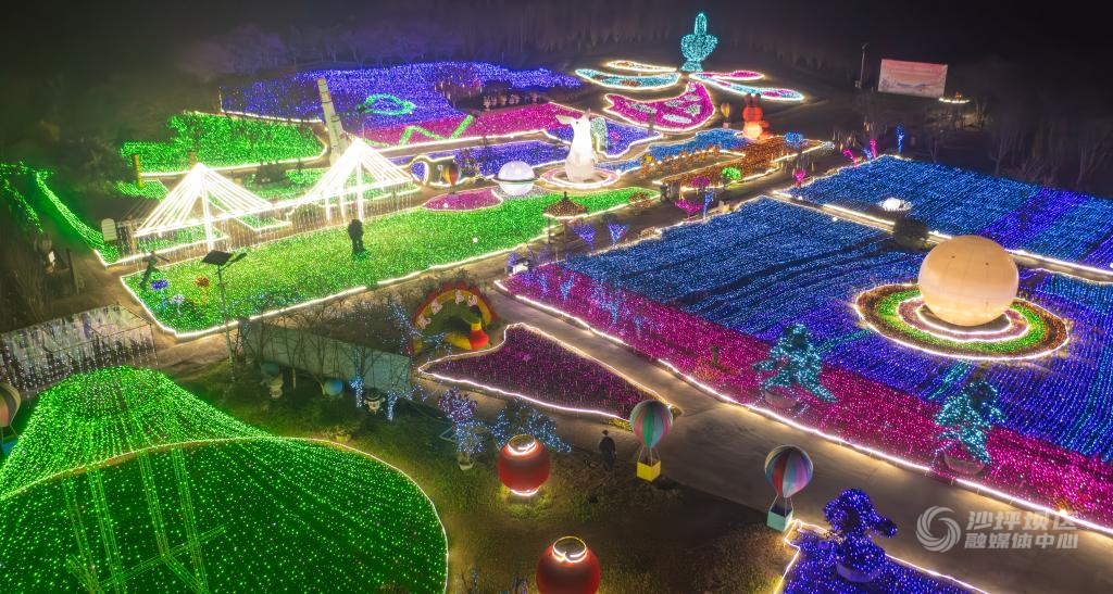 走到沙坪坝凤凰花海赏银河光影