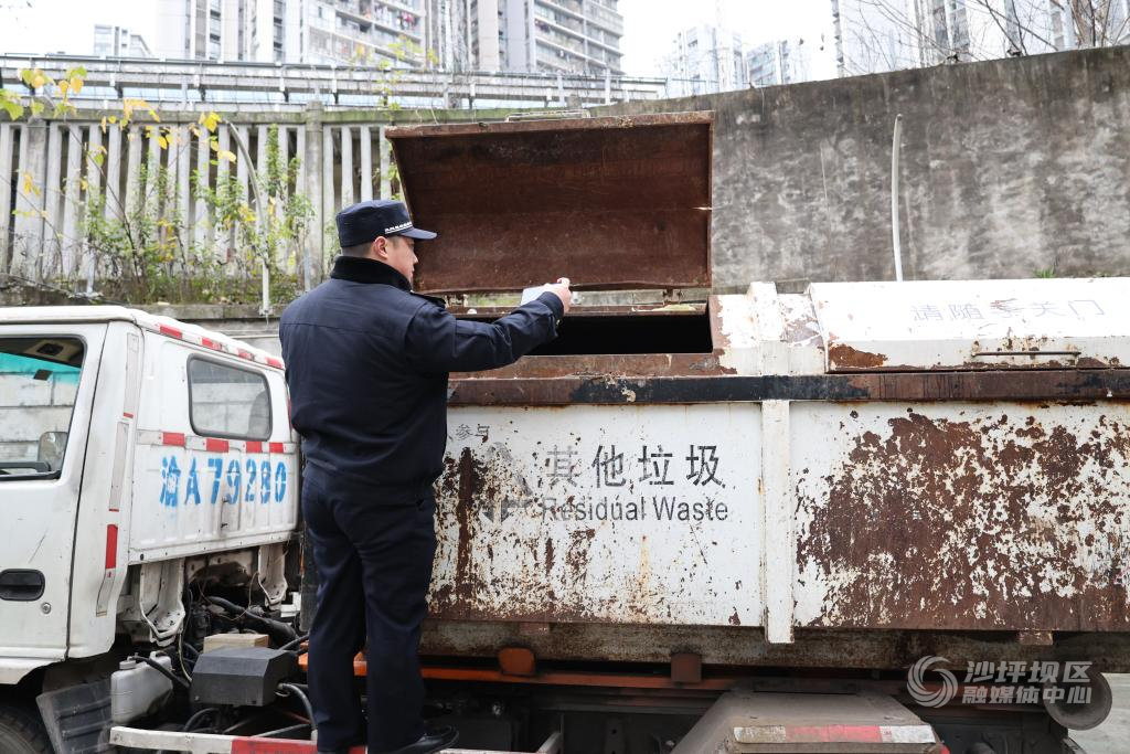 执法队员爬上垃圾运收车进行检查。(415137)-20240304170304