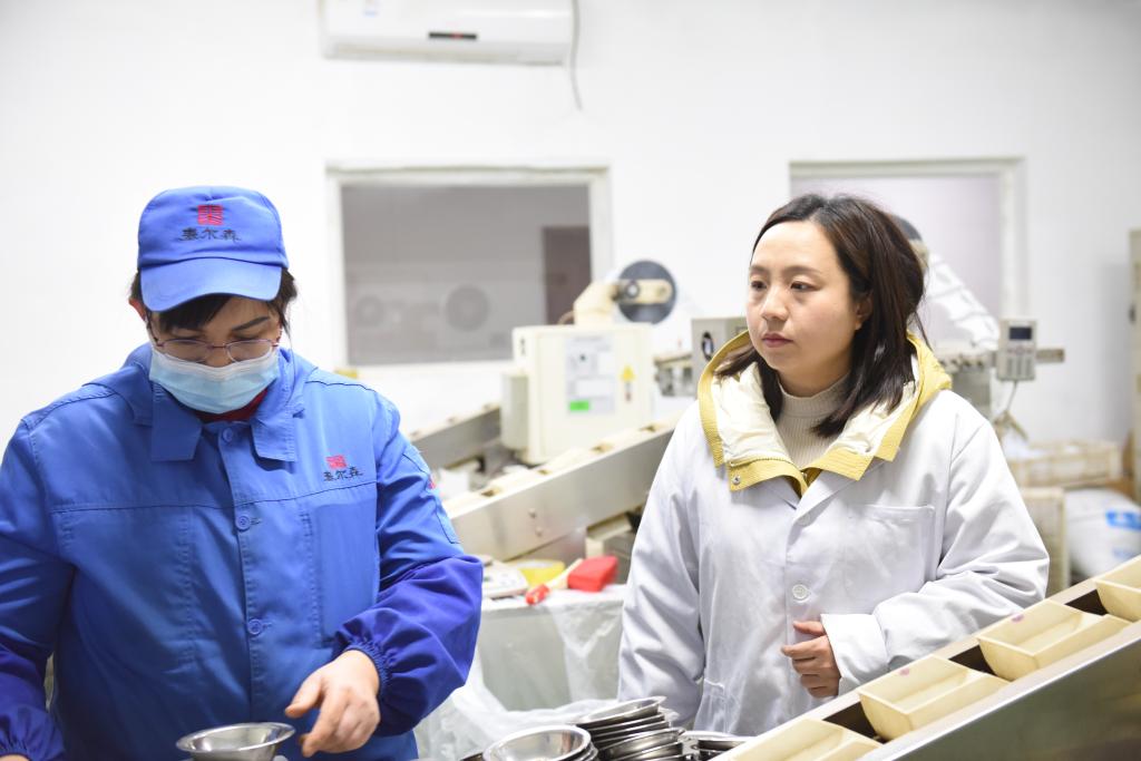 马博了解中药材生产加工情况