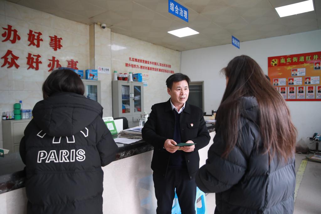 黄德红在为群众办证明