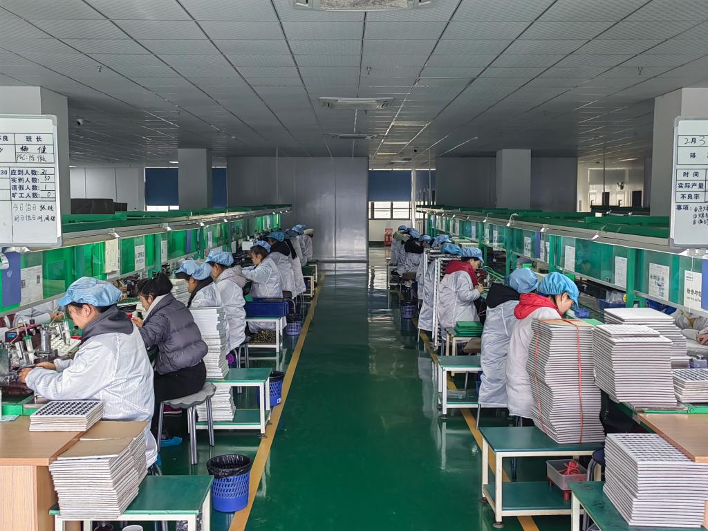 重庆东韵电子有限公司员工在加工电子产品 (1)