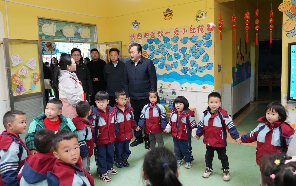 县委书记曹邦兴在巫山机关幼儿园检查春季开学工作。卢先庆摄