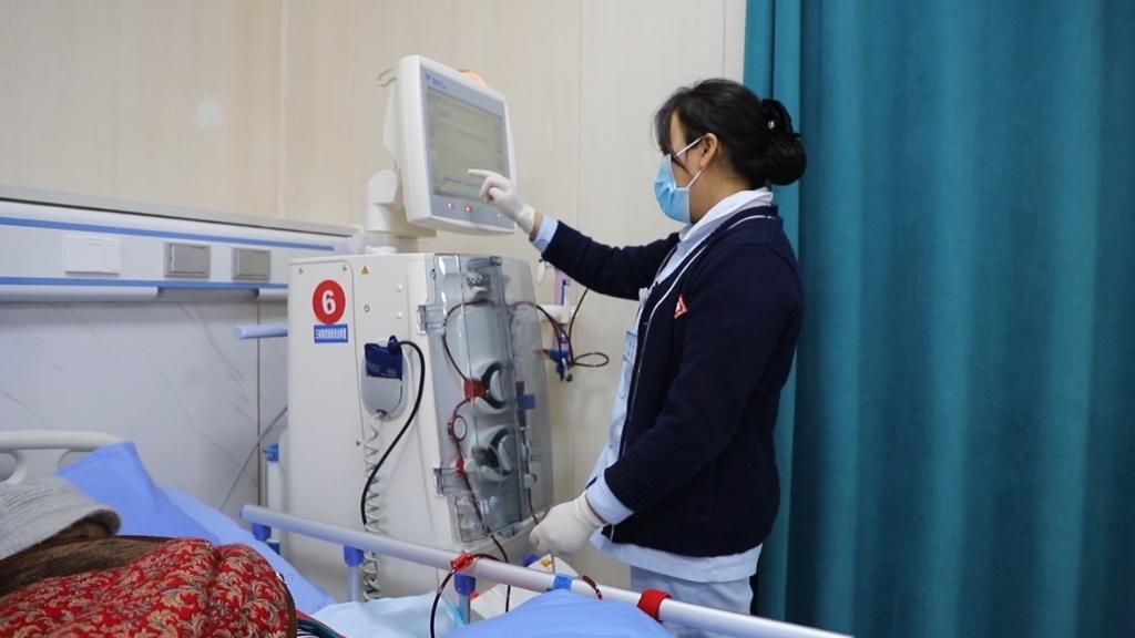 护士正在操作血液透析仪器。 (1)