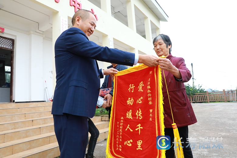 干部暖心送水 群众锦旗感恩1