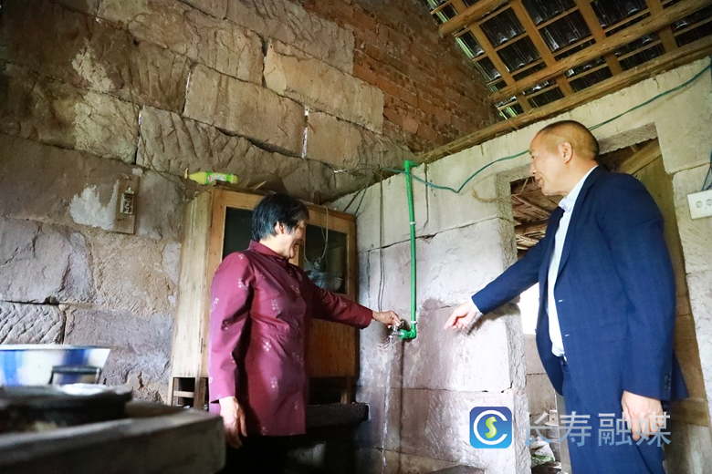 干部暖心送水 群众锦旗感恩2