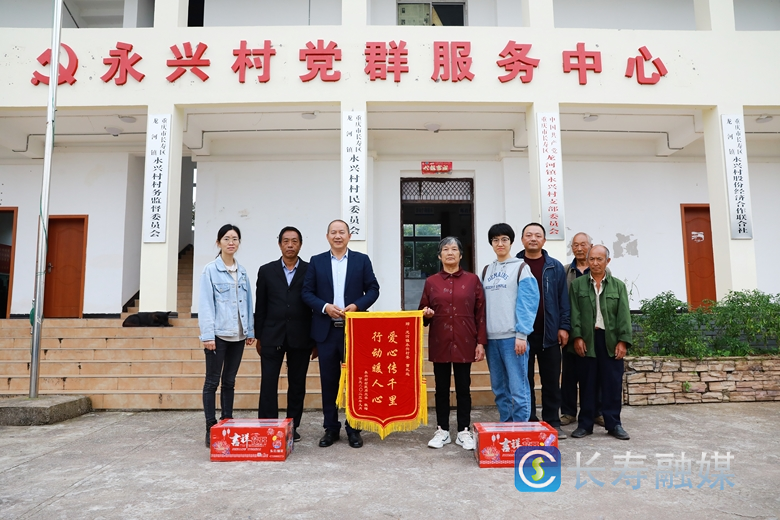干部暖心送水 群众锦旗感恩3