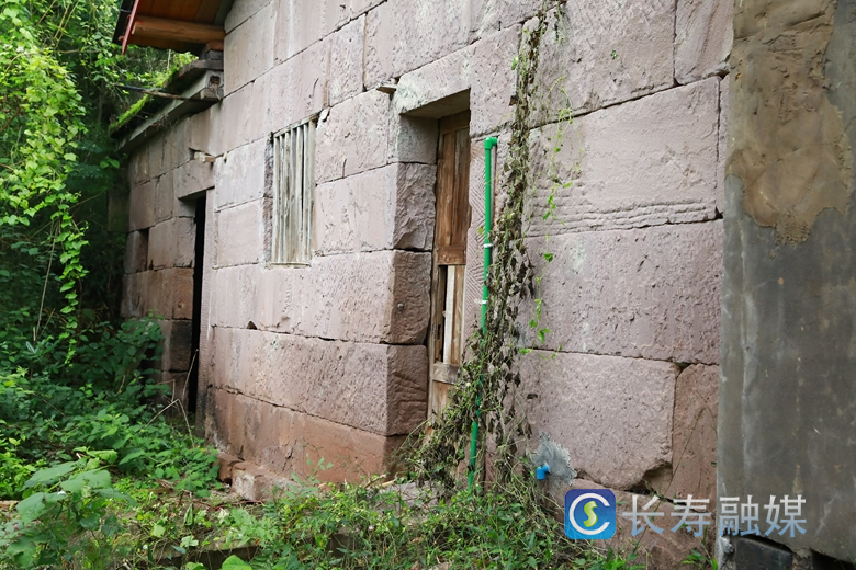 干部暖心送水 群众锦旗感恩