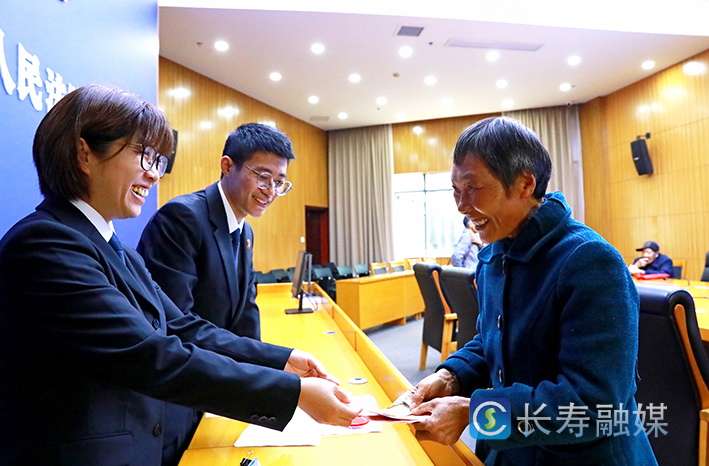 18名农民工拿到“血汗钱” (3)