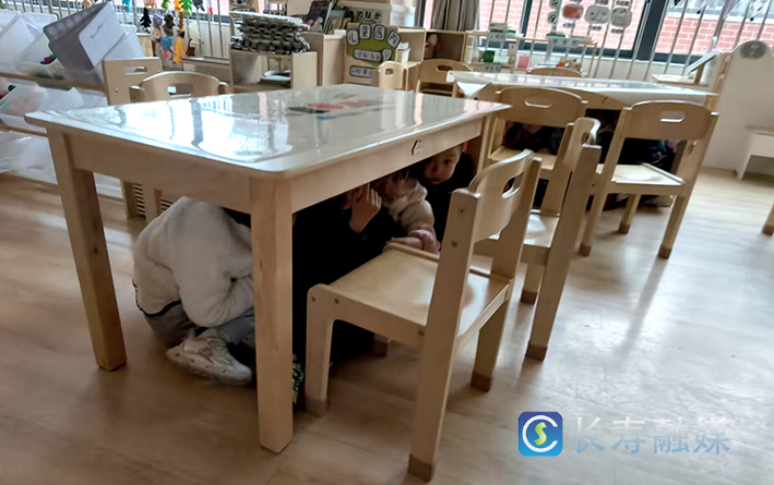 长寿示范幼儿园桃花溪园开展反恐防暴演练 (3)