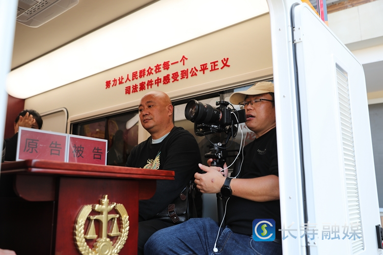 2023年10月，记者王建在车载便民法庭上拍摄审判现场。