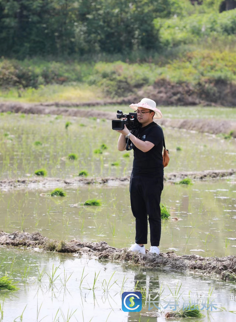 2022年，记者温飚在葛兰镇拍摄春播春种。