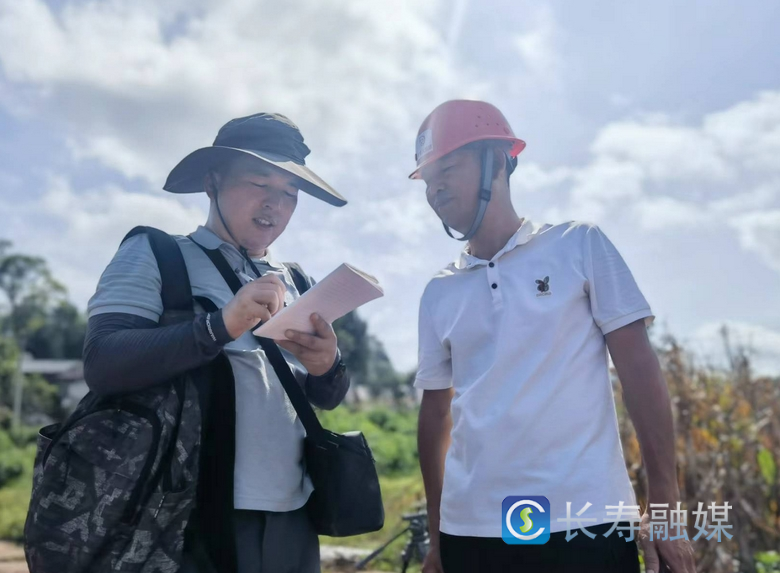 2023年6月，记者徐强在龙河镇施工现场采访病险水库治理。