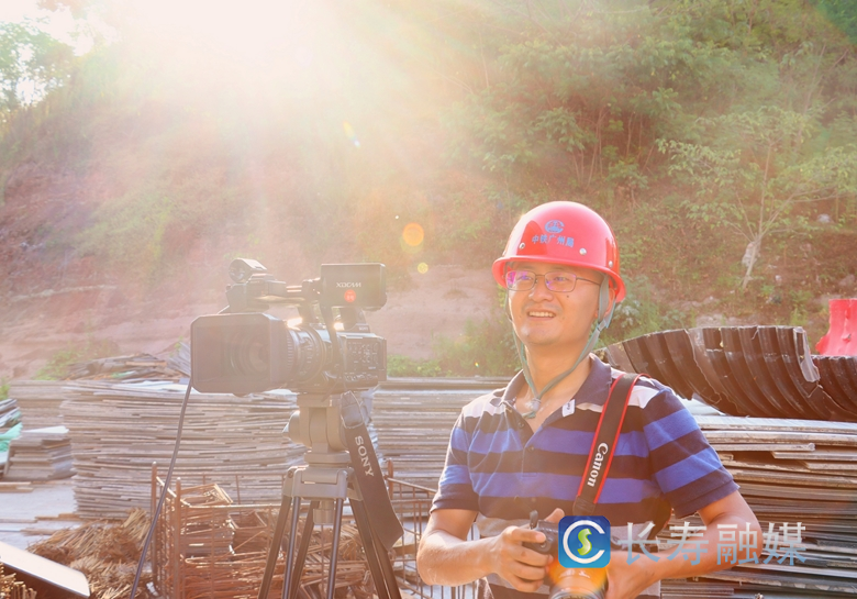 2023年，记者陈希采访高温下的劳动者。