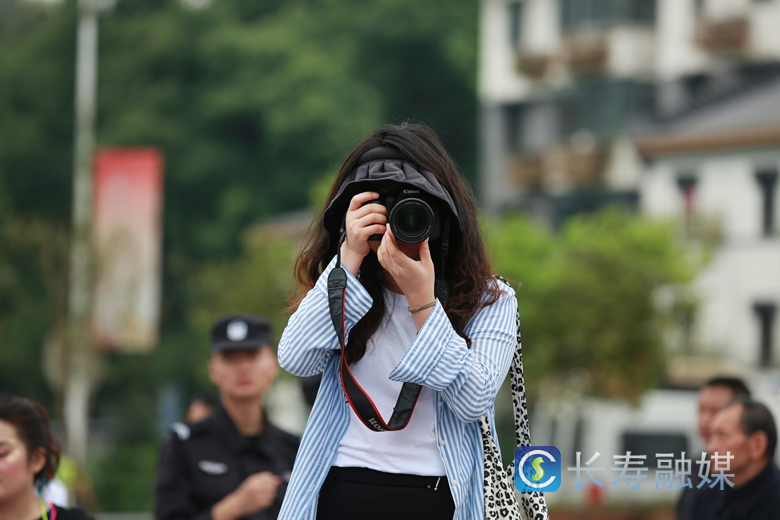 2023年5月，记者陆世玲在邻封镇拍摄采访。