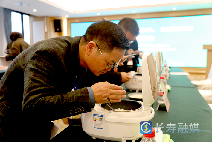 我区举行首届长寿米、长寿米粉品鉴会+陆世玲 (1)