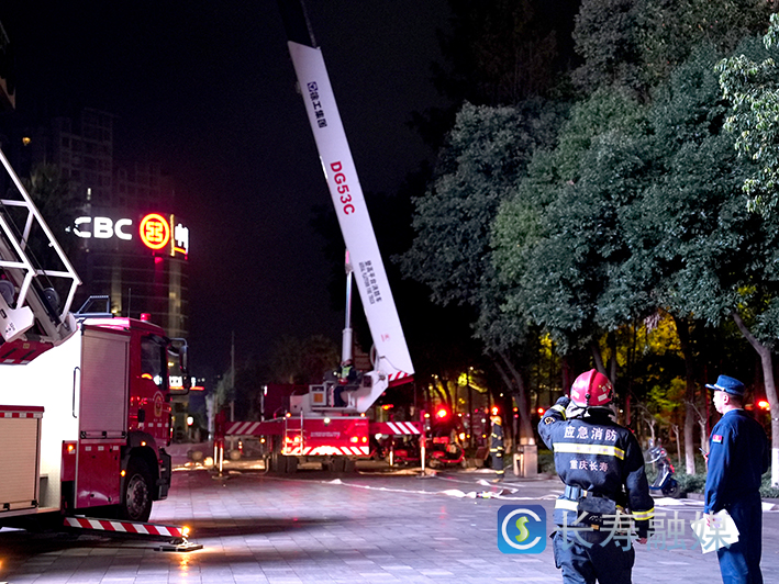 区消防救援支队组织开展大型城市综合体夜间实战演练 (1)