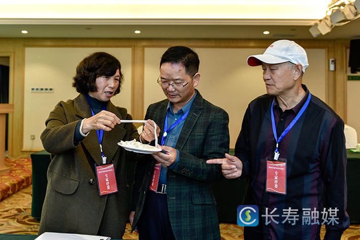 我区举行首届长寿米、长寿米粉品鉴会+张颂东 (4)