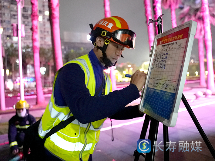 区消防救援支队组织开展大型城市综合体夜间实战演练 (3)