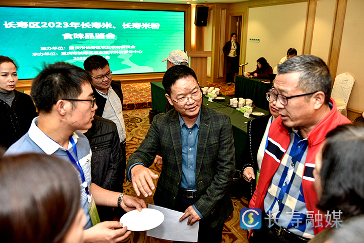 我区举行首届长寿米、长寿米粉品鉴会+张颂东 (7)