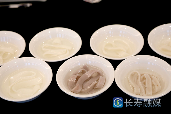 我区举行首届长寿米、长寿米粉品鉴会+陆世玲 (2)