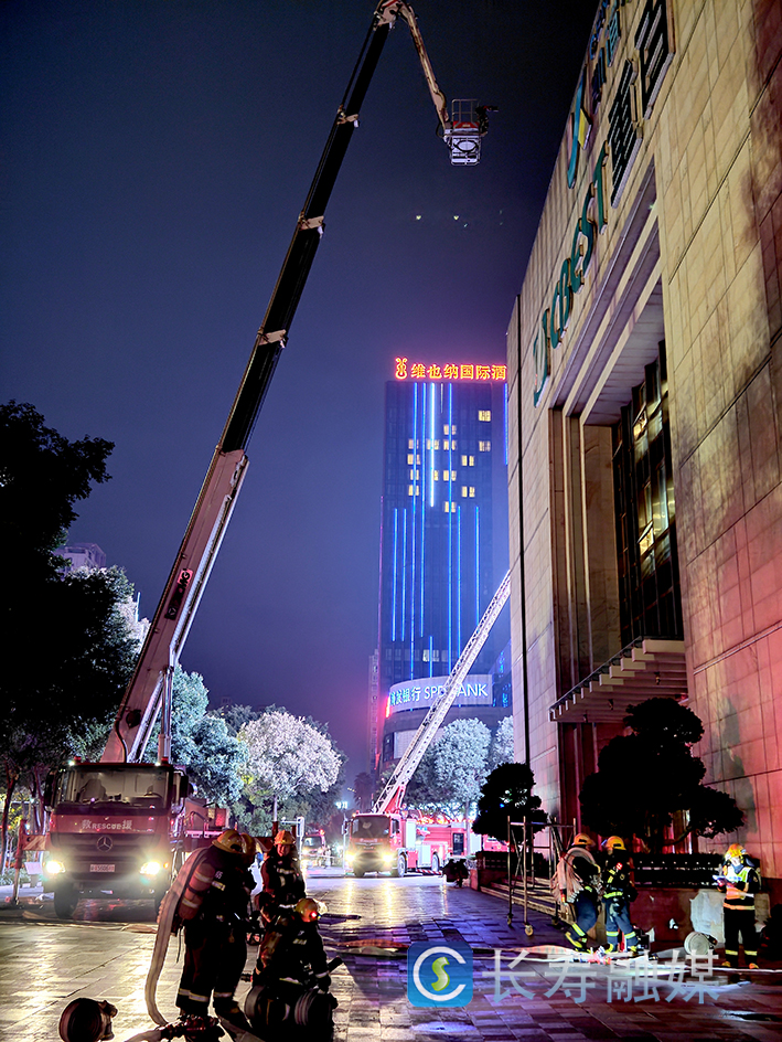 区消防救援支队组织开展大型城市综合体夜间实战演练 (2)