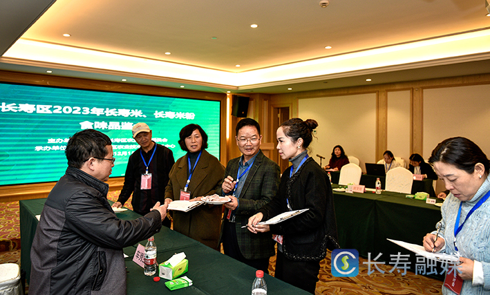 我区举行首届长寿米、长寿米粉品鉴会+张颂东 (3)