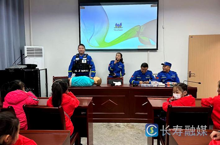 晶山小学生学习应急救援知识技能 (1)