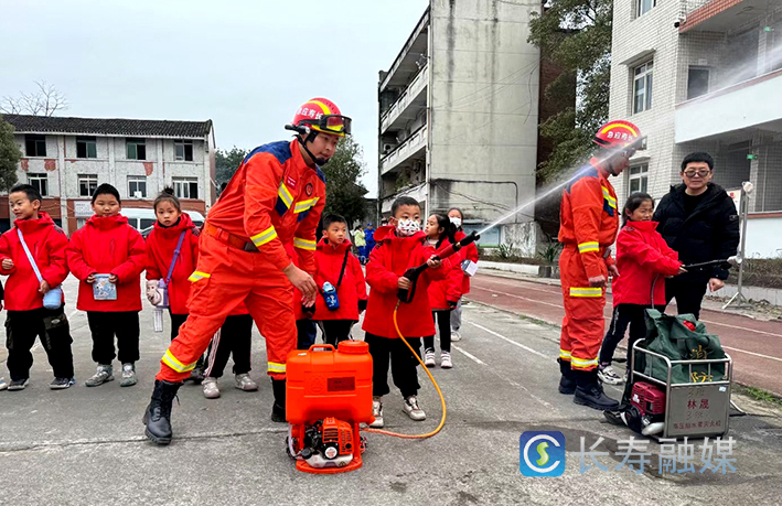 晶山小学生学习应急救援知识技能 (2)
