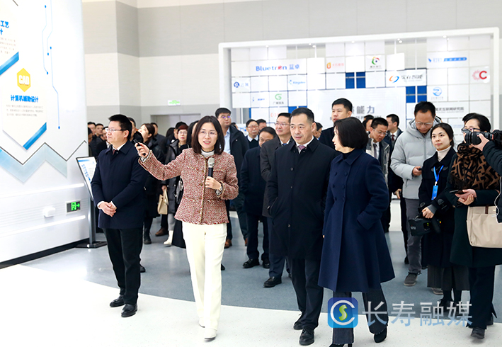 领导参观重庆长寿制造业数字化转型赋能中心企业