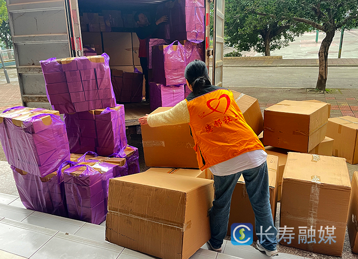 爱心口罩暖心护航 (1)