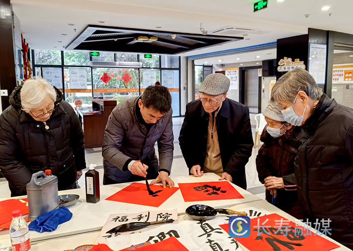区书法家协会问渠书社来到市第一福利院开展“送春联送春福”活动 (1)