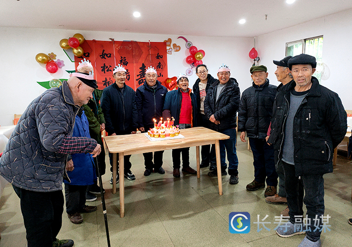集体生日会温暖老人心 (1)