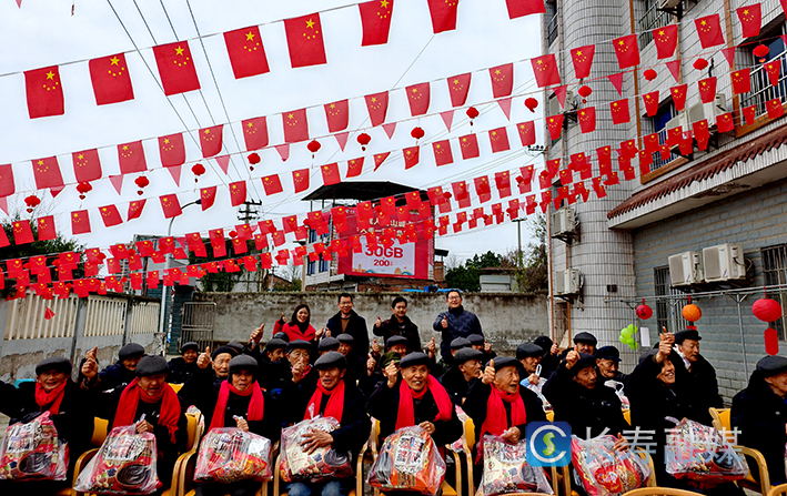 石堰镇养老服务中心为老人送祝福 (1)