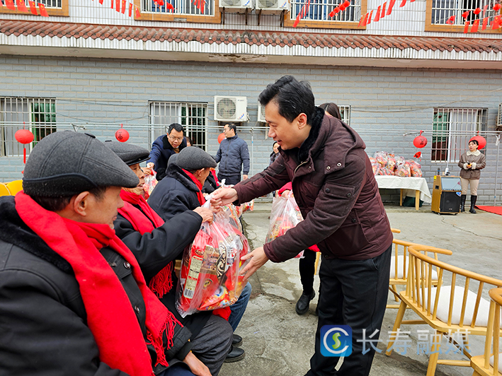 石堰镇养老服务中心为老人送祝福 (2)