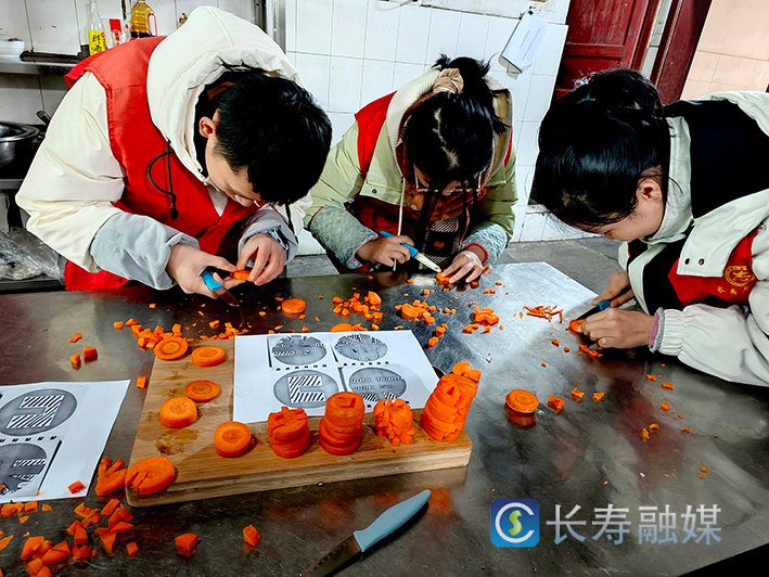 集体生日会温暖老人心 (2)