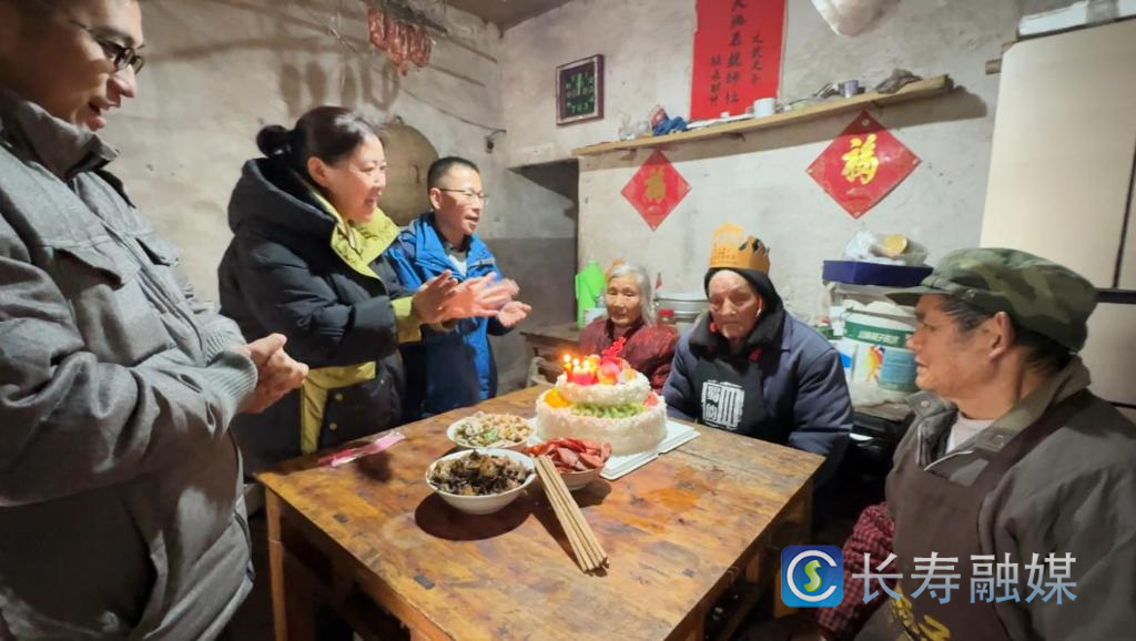 他们陪老人一起过百岁生日1