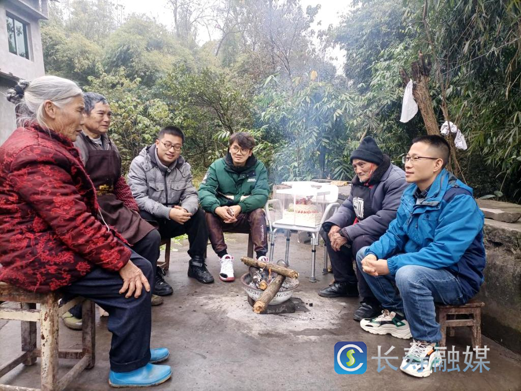 他们陪老人一起过百岁生日2