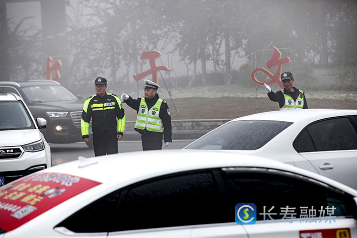 雾锁寿城交警忙疏通 (2)