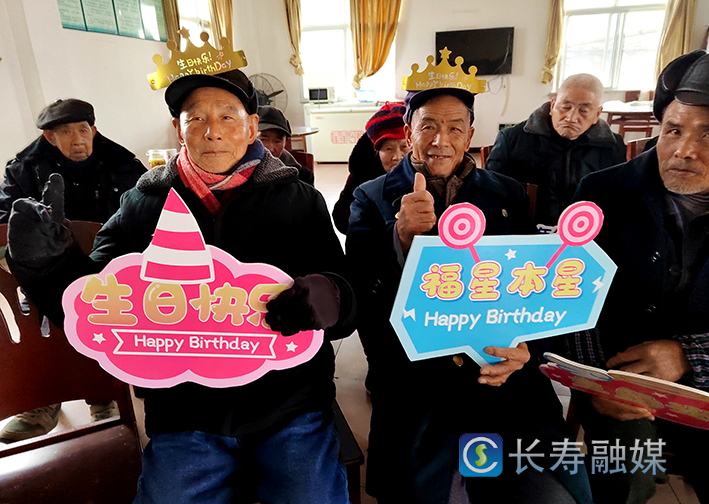 双龙镇敬老院举行集体生日会 (1)