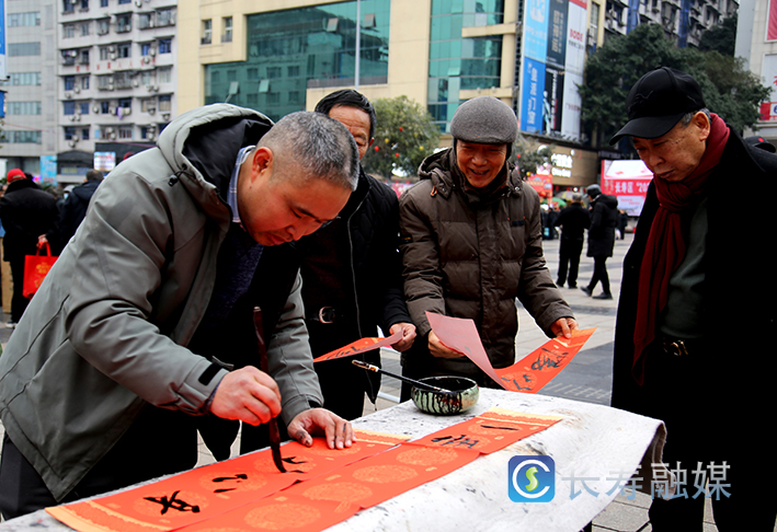 区人民武装部、区退役军人事务局等部门在寿星广场举办送“福”送春联活动