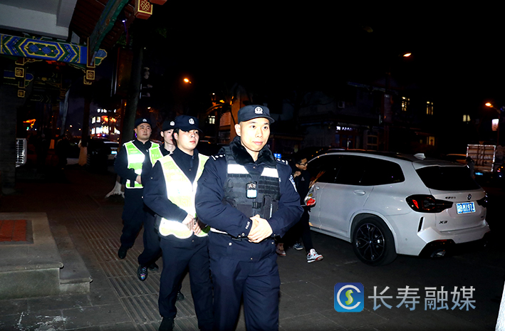 公安民警除夕夜里保平安 (2)