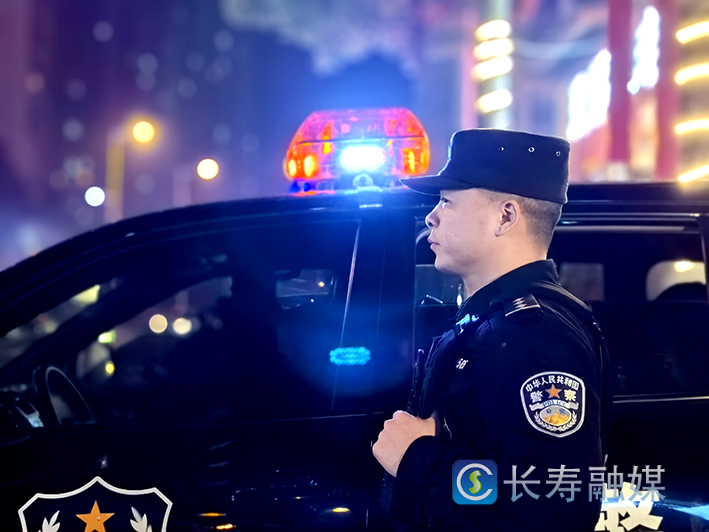 公安民警除夕夜里保平安 (1)