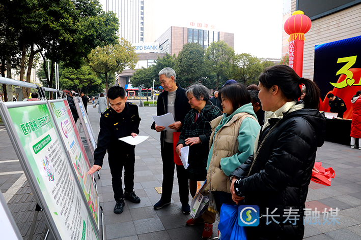 我区开展“3·15”国际消费者权益日宣传咨询活动+陆世玲 (2)